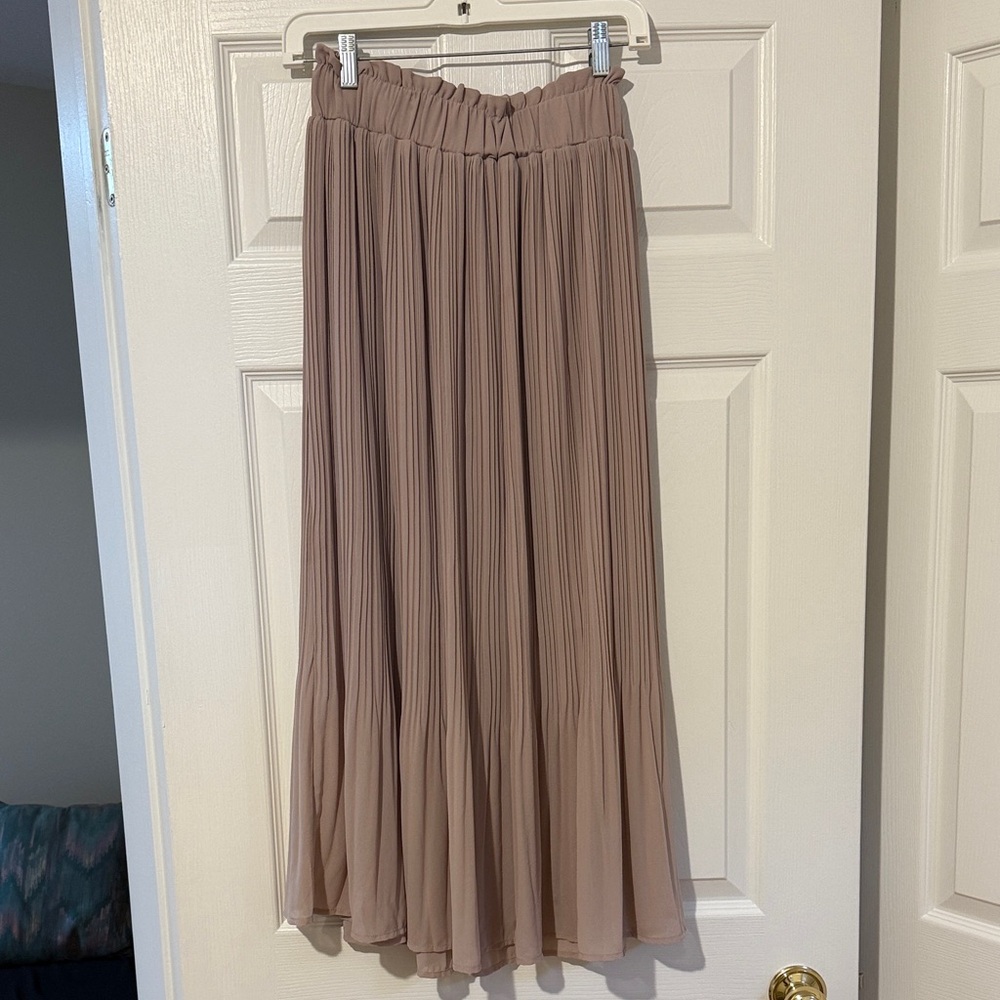 Chic Pleated Maxi Skirt in Taupe